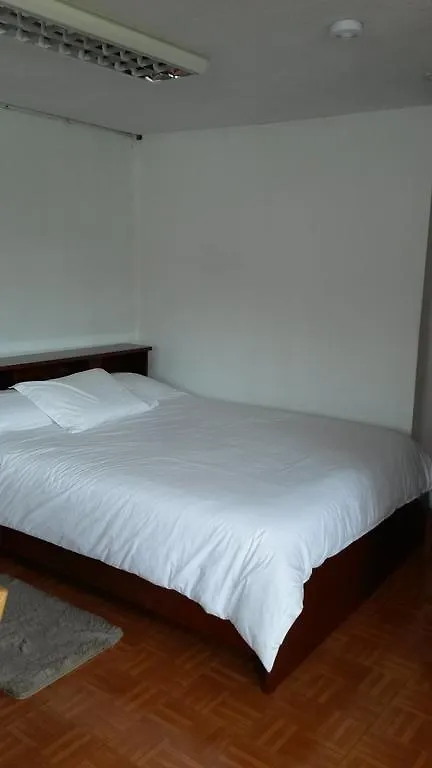 Hostal El Parque Tababela Hostel