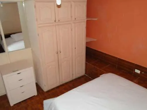 Hostel Hostal El Parque Tababela
