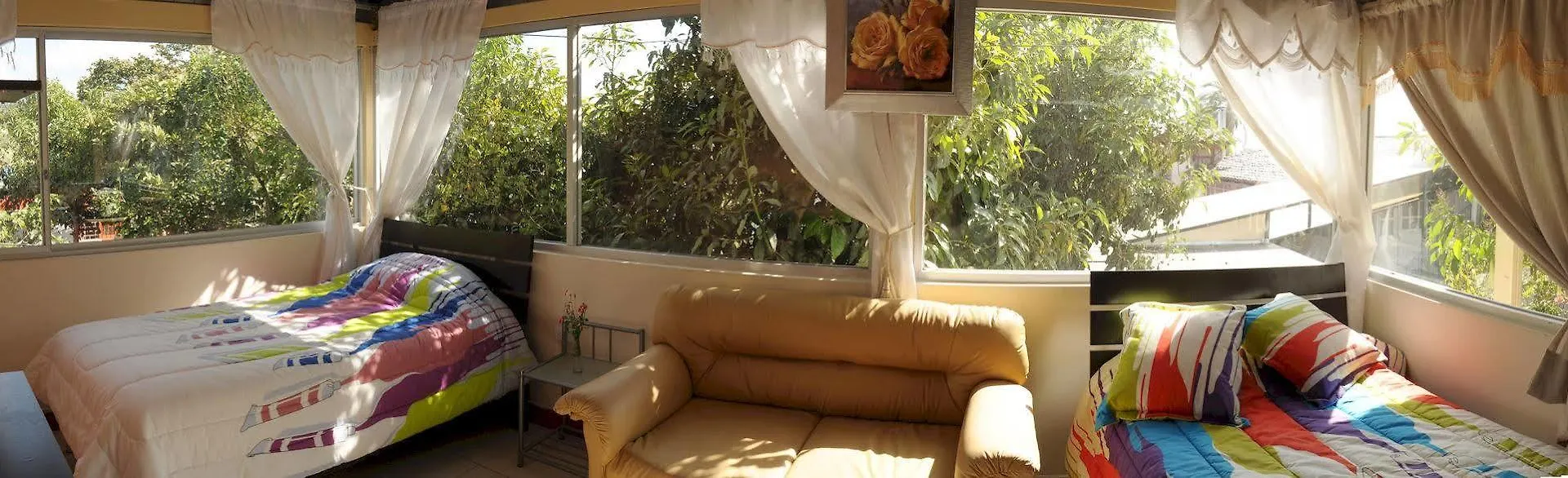 Hostal El Parque Tababela Hostel