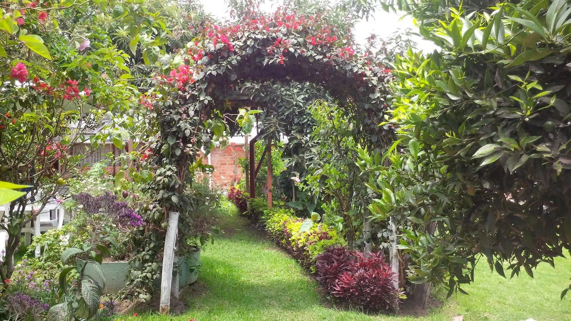Hostal El Parque Tababela 0*,  Ecuador